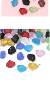 Vista macro di perle in vetro smerigliato colorato e geometrico per gioielli fai da te