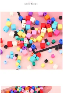 Makroaufnahme bunter Acryl-Würfelperlen mit Mittelloch für DIY-Schmuck und Bastelprojekte
