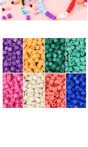 Makroaufnahme bunter Acryl-Würfelperlen mit Mittelloch für DIY-Schmuckherstellung