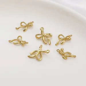 Dettaglio di ciondoli a fiocco placcati oro 14K con anellini per creazione gioielli