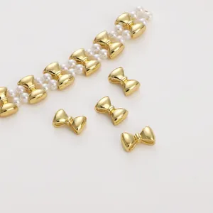 Dettaglio di perline a fiocco in oro 14K con perle bianche per gioielleria fai-da-te