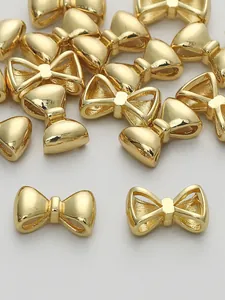 Dettaglio macro di ciondoli a fiocco placcati oro 14K per creazione di gioielli fai-da-te
