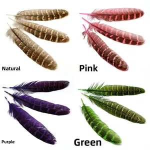 Détail de plumes naturelles pour boucles d'oreilles DIY en naturel, rose, violet et vert