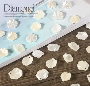 Détails macro de breloques en perles ABS en forme de coquille pour bijoux DIY
