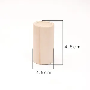 Vista detallada del difusor de aceites esenciales cilíndrico de madera de 4,5 cm de altura