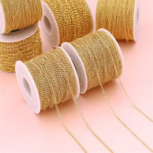 Carretes de cadenas finas de oro de 14K para creación de joyas sobre fondo rosa