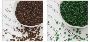Macro-opname van 3 mm matglazen kralen in amber en groen voor het maken van sieraden