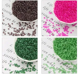 Detail van 3mm matte glaskralen in paars, roze en groen voor DIY sieraden maken