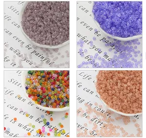 Macro-opname van 3mm matglazen kralen in paars en roze voor DIY handgemaakte sieraden maken