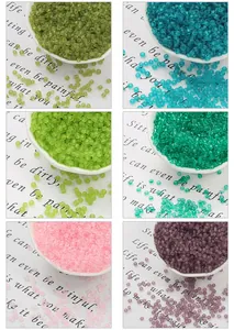 Detailopname van 3mm matte glazen kralen in zes kleuren voor DIY-sieraden maken