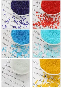 Detailopname van 3mm matte glazen kralen in zes levendige kleuren voor DIY-sieraden