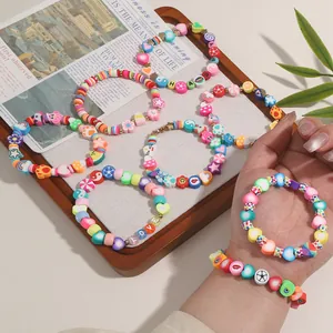 Set de bracelets en perles d'argile colorées avec fruits, sourires et lettres