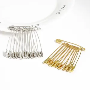 Set aus goldenen und silbernen Sicherheitsnadeln für DIY-Stricken und Etikettierung