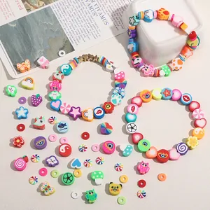 Détail de perles en pâte polymère aux formes variées pour création de bijoux DIY