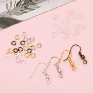 Détail du kit de bijoux DIY avec crochets d'oreilles et anneaux de saut dorés