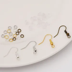 Gros plan de crochets de boucles d'oreilles, anneaux et fermoirs silicone pour bijoux DIY