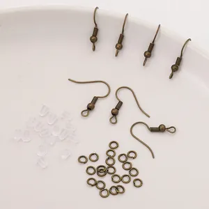 Kit DIY boucles d'oreilles bronze avec crochets, anneaux et fermoirs sur assiette blanche