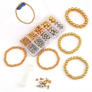 Detail van DIY-sieradenset met goud- en zilveren kralen, elastisch koord en opbergdoos