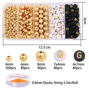 DIY-sieradenset met gouden kralen, letterkralen en elastisch koord in opbergdoos