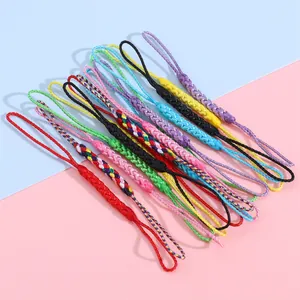 Vue macro de cordons tressés en rayonne colorée avec attaches pour accessoires DIY