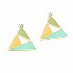 Dettaglio di ciondoli a triangolo in smalto colorato per la creazione di gioielli