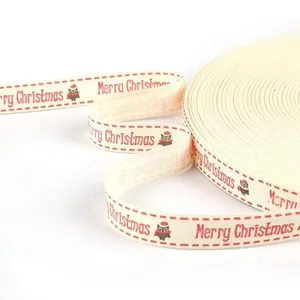 Détail du ruban en coton de Noël avec texte rouge Merry Christmas et motifs de hiboux