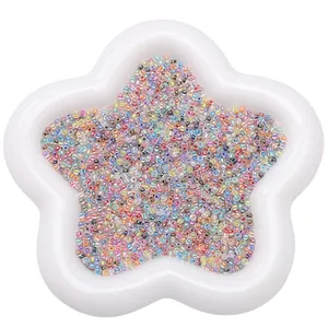 Mélange de perles de rocaille pastel pour bijoux DIY dans un plateau en étoile