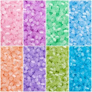 Détail macro de perles œil de chat en verre de 4mm avec textures pour création de bijoux
