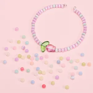 Collier en perles de verre œil de chat rose et blanc avec un pendentif tulipe