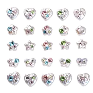 Détail de breloques en perles acryliques avec strass colorés en formes d'étoiles et de cœurs