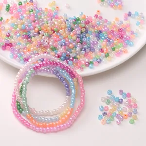 Dettaglio macro di perle di vetro da 4mm e braccialetti colorati fatti a mano DIY