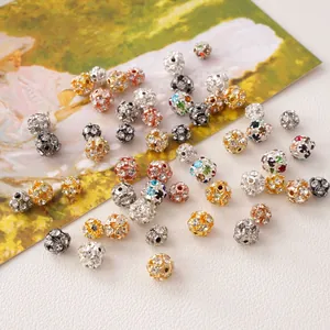 Macro-opname van 6mm en 8mm koperen tussenkralen met strassteentjes voor DIY-sieraden