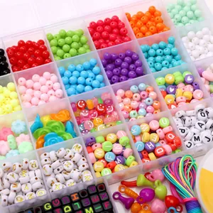 Vue détaillée d'un kit de perles DIY 24 cases avec perles lettres et breloques