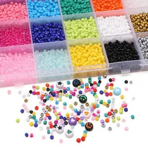 Vue détaillée du kit de perles DIY 24 cases avec perles rondes et breloques à symboles