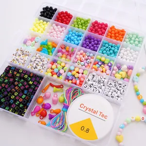Kit DIY bijoux 24 compartiments avec perles alphabet colorées et breloques en boîte acrylique