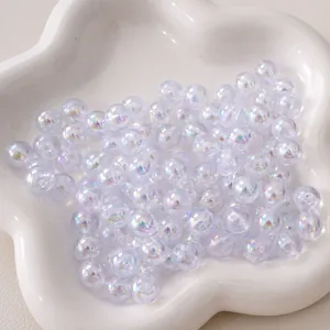 Détail macro de perles rondes en acrylique irisées pour la création de bijoux DIY