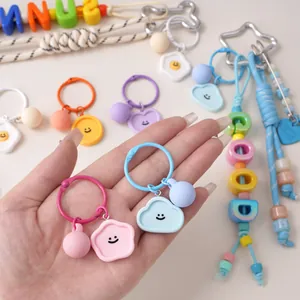 Porte-clés smiley en résine macaron avec corde tissée et perles de lettres pour sacs