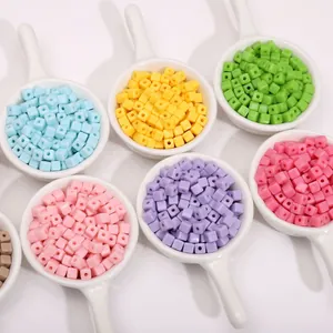 5mm bunte Acryl-Würfelperlen mit Loch für DIY-Schmuck und Handyketten Zubehör