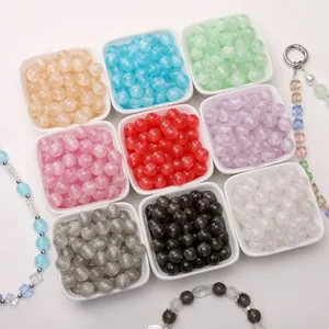 Gros plan de perles en résine scintillante 8mm et 10mm en neuf couleurs pour bijoux DIY
