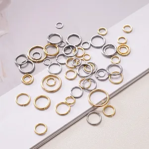 Détail macro d'anneaux ouverts en acier inoxydable doré et argenté pour bijoux DIY