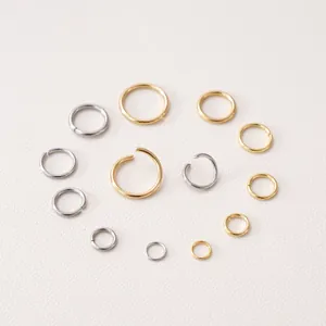 Vue détaillée de différentes tailles d'anneaux de jonction en acier doré et argenté pour bijoux DIY