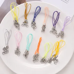 Detalle de cordones coloridos de poliéster para móvil con cierres de langosta plateados