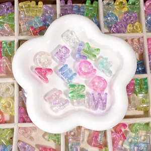 Macro-detail van iriserende acryl letterkralen met regenboogafwerking voor DIY-sieraden