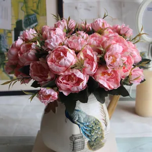 Bouquet di peonie finte rosa in vaso di ceramica vintage con pavone per decorazioni