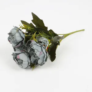 Bouquet di peonie finte vintage grigio-blu con foglie verdi su sfondo bianco
