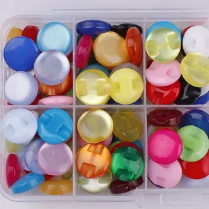 Surtido de botones de resina de colores en caja organizadora para costura y manualidades DIY