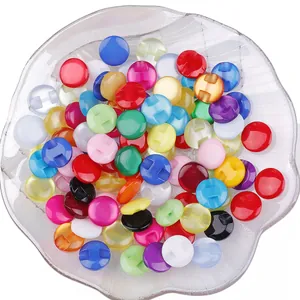Botones de hongo de resina coloridos en un bol de vidrio para costura y manualidades