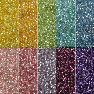 Vista macro de cuentas de vidrio de 3mm con interior plateado para hacer joyería