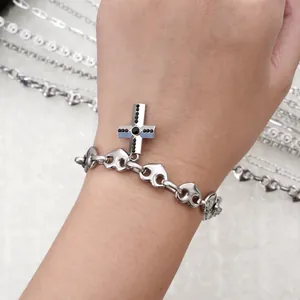 Bracelet chaîne coeur en acier inoxydable argenté avec pendentif croix en zircon noir