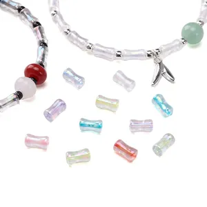 Detailopname van iriserende bamboe glaskralen voor DIY armbanden en sieraden maken